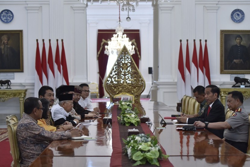 Presiden Joko Widodo (kedua kanan) didampingi Kapolri Jenderal Pol Tito Karnavian (kanan) dan Panglima TNI Jenderal TNI Gatot Nurmatyo (ketiga kanan) menerima tokoh lintas agama di Istana Merdeka, Jakarta, Selasa (16/5).