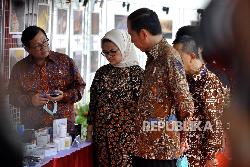 Presiden Joko Widodo (kedua kanan) didampingi Kepala Badan Pengawasan Obat dan Makanan (BPOM) Penny Kusumastuti Lukito (kedua kirin) meninjau obat-obatan ilegal dalam acara Pencanangan Aksi Nasional Pemberantasan Obat Ilegal dan Penyalahgunaan Obat di Lapangan Buperta Cibubur, Jakarta, Selasa (3/10).