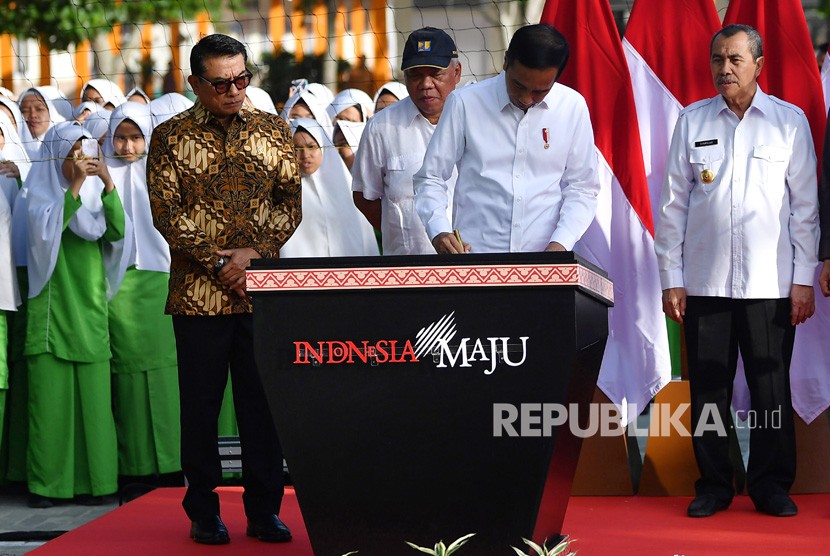 Presiden Joko Widodo (kedua kanan) didampingi Kepala Staf Kepresidenan Moeldoko (kiri), Menteri PUPR Basuki Hadimuljono (kedua kiri) dan Gubernur Riau Syamsuar menandatangani peresmian Madrasah Tsanawiyah Negeri (MTsN) 3 Pekanbaru yang telah selesai direhabilitasi dan direnovasi di Provinsi Riau, Jumat (21/2/2020).