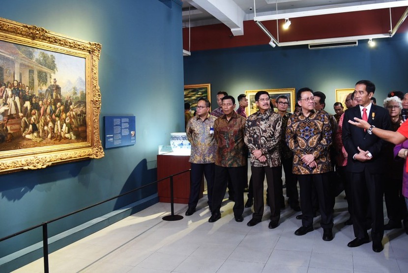 Presiden Joko Widodo (kedua kanan) didampingi Ketua DPD Irman Gusman, Ketua MA Hatta Ali, Menko Polhukam Wiranto menyaksikan lukisan koleksi Istana dalam pameran 17l71 di Galeri Nasional, Jakarta, Senin (1/8)