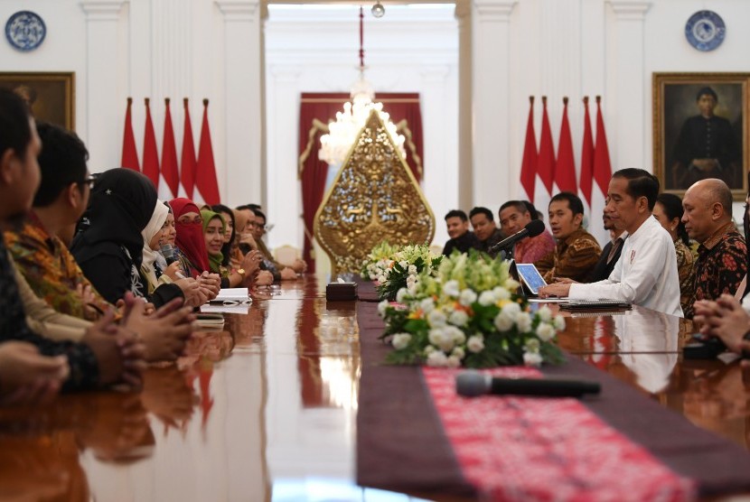Presiden Joko Widodo (kedua kanan) didampingi Koordinator Staf Khusus Presiden Teten Masduki (kanan) menerima pelaku usaha Muslimpreneur HIJUP di Istana Merdeka, Jakarta, Kamis (31/1/2019). Pertemuan tersebut membahas potensi bisnis busana muslim di Indonesia. 