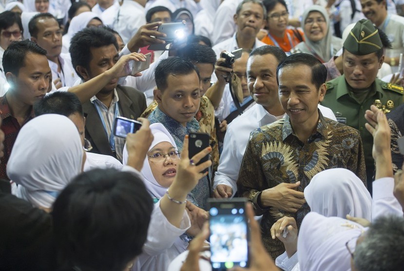 Presiden Joko Widodo (kedua kanan) didampingi Mendikbud Anies Baswedan (ketiga kanan) menyapa sejumlah guru yang hadir pada acara puncak Peringatan Hari Guru Nasional ke-21 Tahun 2015 di Istora Senayan, Jakarta, Selasa (24/11).