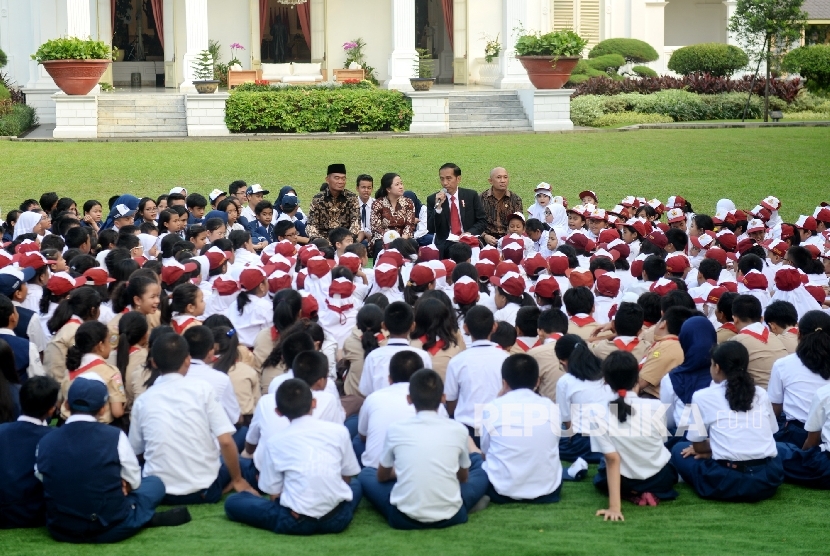  Presiden Joko Widodo (kedua kanan) didampingi Mendikbud Muhadjir Efendy, Menko PMK Puan Maharani, dan Kepala Staf Kepresidenan Teten Masduki (dari kiri) mendongeng di depan sejumlah anak-anak SD dan SMP di Halaman Tengah Istana Merdeka, Jakarta, Rabu (17/5). 