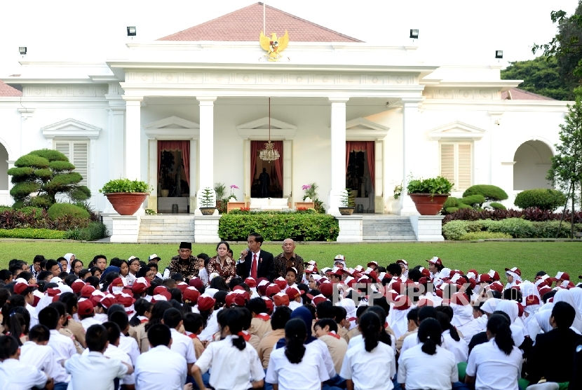 Presiden Joko Widodo (kedua kanan) didampingi Mendikbud Muhadjir Efendy, Menko PMK Puan Maharani, dan Kepala Staf Kepresidenan Teten Masduki (dari kiri) mendongeng di depan sejumlah anak-anak SD dan SMP di Halaman Tengah Istana Merdeka, Jakarta, Rabu (17/5). 