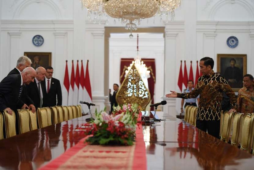 President Joko Widodo (second right) accompanied by Coordinating Minister for the Economy Darmin Nasution (right) receives the Czech Republic Senate delegation, led by President Milan Stech, at Merdeka Palace, Jakarta, Monday (Sept 17). 
