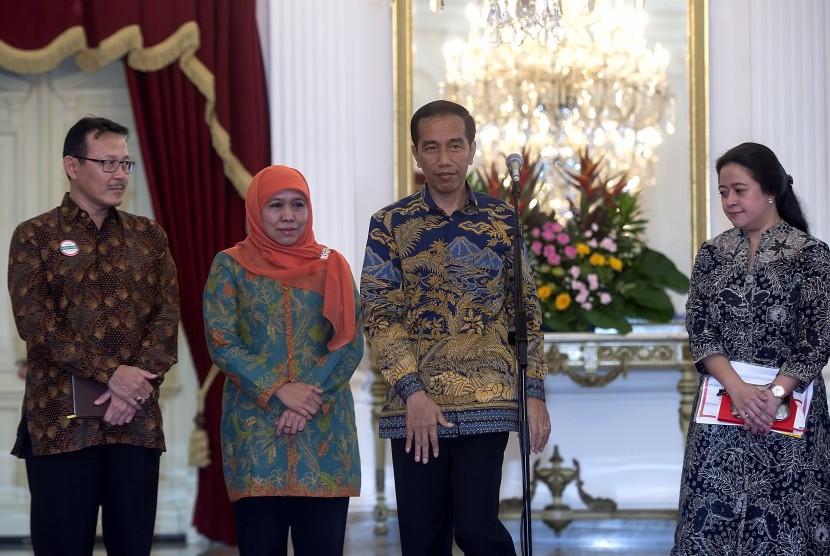 Presiden Joko Widodo (kedua kanan) didampingi Menko PMK Puan Maharani (kanan), Mensos Khofifah Indar Parawansa (kedua kiri) dan Dirut BPJS Kesehatan Fachmi Idris (kiri) bersiap memberikan keterangan pers di Istana Merdeka, Jakarta, Kamis (10/3). 