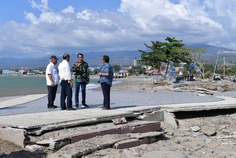 Presiden Joko Widodo (kedua kanan) didampingi Menko Polhukam Wiranto (kedua kiri), Menteri PUPR Basuki Hadimuljono (kiri), dan Gubernur Sulawesi Tengah Longki Djanggola (kiri) mengunjungi lokasi gempa bumi dan tsunami di Palu, Sulawesi Tengah, Ahad (30/9).
