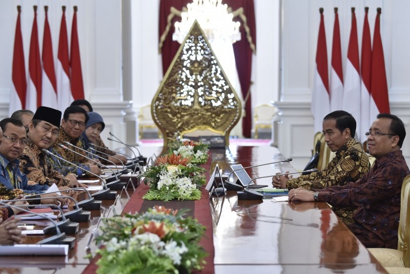 Presiden Joko Widodo (kedua kanan) didampingi Mensesneg Pratikno (kanan) menerima Ketua Umum Ikatan Cendekiawan Muslim Indonesia Jimly Asshiddqie (tengah) bersama pengurus di Istana Merdeka, Jakarta, Senin (23/1). 