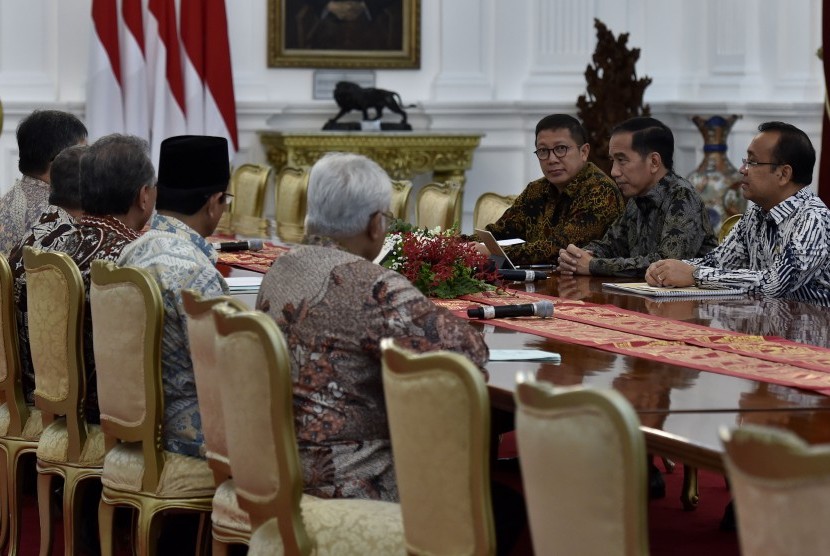 Presiden Joko Widodo (kedua kanan) didampingi Mensesneg Pratikno (kanan) dan Menteri Agama Lukman Hakim Saifuddin (ketiga kanan) menemui Tim Pansel BPKH di Istana Merdeka, Jakarta, Senin (13/3). 