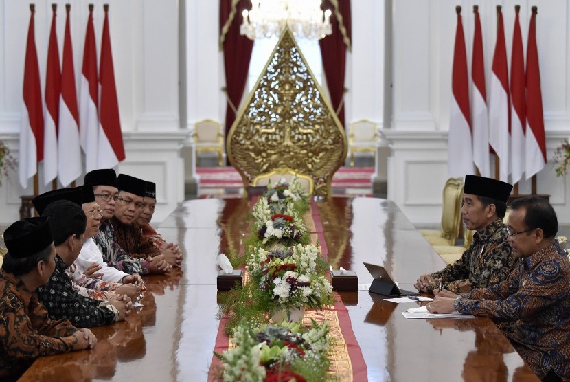 Presiden Joko Widodo (kedua kanan) didampingi Mensesneg Pratikno (kanan) menerima Ketua Umum Majelis Ulama Indonesia (MUI) KH Ma'ruf Amin (ketiga kiri) dan panitia Kongres Ekonomi Umat di Istana Merdeka, Jakarta, Jumat (31/3).