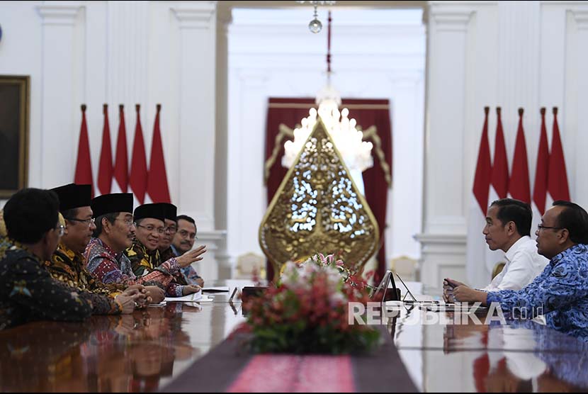 Presiden Joko Widodo (kedua kanan) didampingi Mensesneg Pratikno (kanan) menerima Ketua Umum Ikatan Cendekiawan Muslim Indonesia (ICMI) Jimly Asshiddiqie dan pengurus ICMI di Istana Merdeka, Jakarta. 