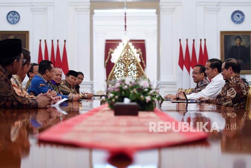 Presiden Joko Widodo (kedua kanan) didampingi Mensesneg Pratikno (ketiga kiri) dan Seskab Pramono Anung (kanan) menerima Ketua MPR Bambang Soesatyo (kedua kiri) bersama wakil pimpinan MPR di Istana Merdeka, Jakarta, Rabu (16/10/2019). 