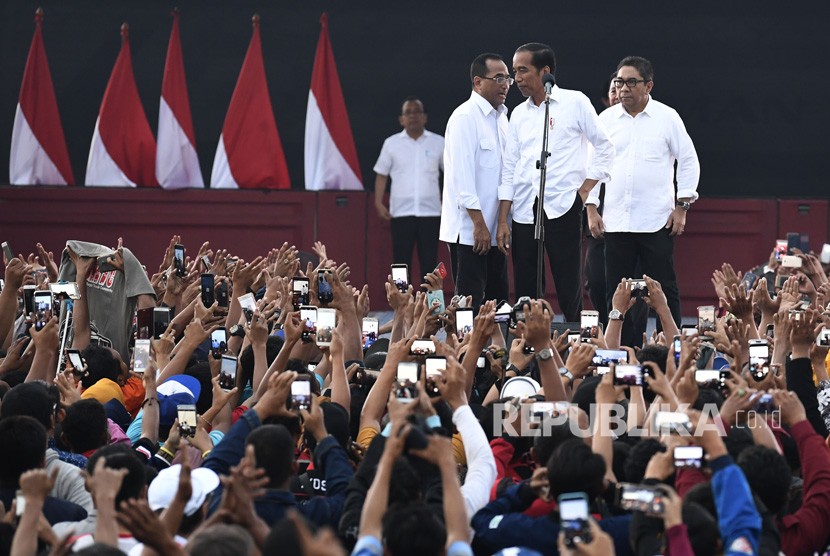 Presiden Joko Widodo (kedua kanan) didampingi Mensesneg Pratikno (kiri), Menteri Perhubungan Budi Karya Sumadi (kedua kiri) dan Dirut Pelindo II Elvyn G Masassya (kanan) menghadiri Deklarasi Pengemudi Truk sebagai Pelopor Keselamatan di Jakarta International Container Terminal, Jakarta, Ahad (17/3/2019). 