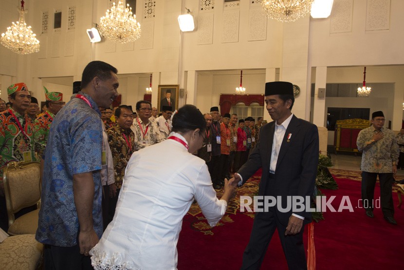 Presiden Joko Widodo (kedua kanan) didampingi Menteri Agama Lukman Hakim Saifuddin (kanan) bersalaman dengan para peserta dalam Silaturahmi Forum Kerukunan Umat Beragama di Istana Negara, Jakarta, Selasa (28/11).