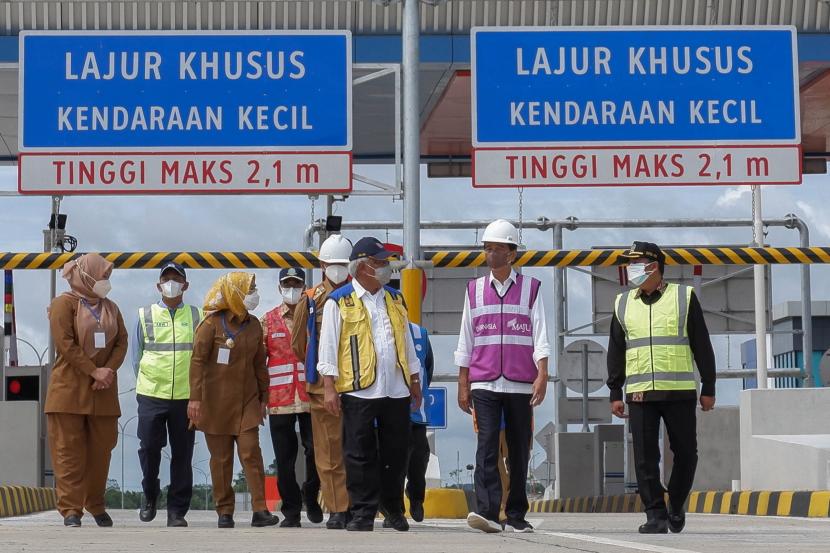 Presiden Joko Widodo (kedua kanan) didampingi Menteri Pekerjaan Umum dan Perumahan Rakyat Basuki Hadimuljono (ketiga kanan) dan sejumlah kepala daerah meninjau gerbang Tol Rangkasbitung di Lebak, Banten.