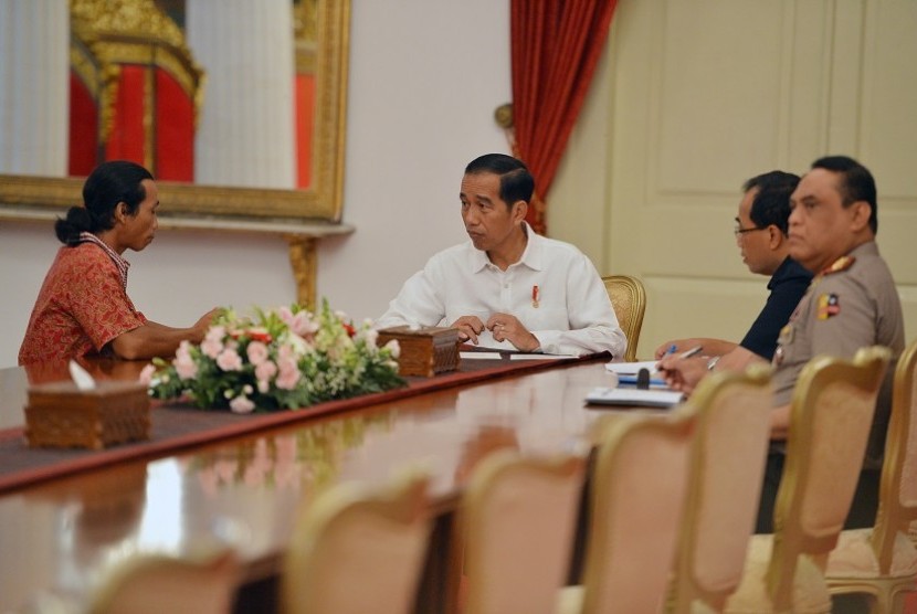 Presiden Joko Widodo (kedua kanan) didampingi Menteri Perhubungan Budi Karya Sumadi (kedua kanan) dan Wakapolri Komjen Pol Syafruddin menerima seorang sopir truk Agus Yuda yang berjalan kaki dari Mojokerto menuju Jakarta di Istana Negara, Jakarta, Selasa (8/5). Aksi jalan kaki yang dilakukan selama 26 hari tersebtu untuk menyampaikan apsirasi sopir truk terkait premanisme dan pungli. 