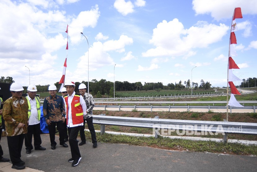 Presiden Joko Widodo (kedua kanan) didampingi Menteri PUPR Basuki Hadimuljono (kedua kiri), Seskab Pramono Anung (kiri), Gubernur Lampung Ridho Ficardo (ketiga kiri) dan Anggota DPR Aziz Syamsuddin (kanan) meninjau perkembangan pembangunan Tol Bakauheni-Palembang di Lampung, Jumat (23/11/2018).