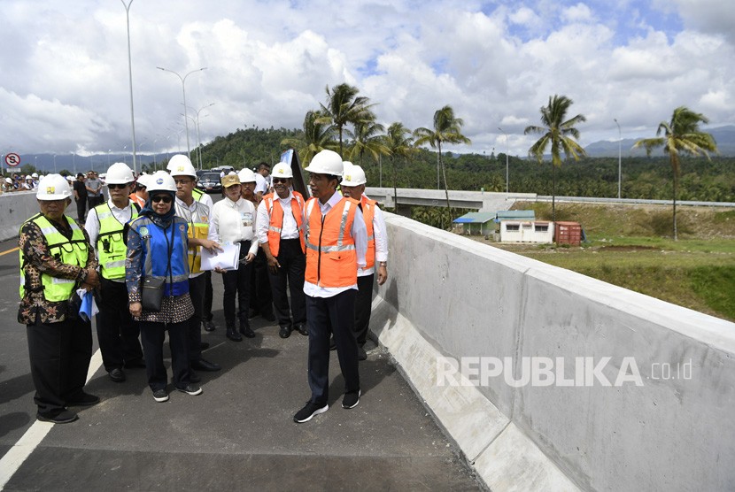 Presiden Joko Widodo (kedua kanan) didampingi Menteri PUPR Basuki Hadimuljono (kanan) dan Dirut Jasa Marga Desi Arryani (ketiga kiri) meninjau ruas jalan tol Manado-Bitung di Sulawesi Utara, Jumat (5/7/2019). 