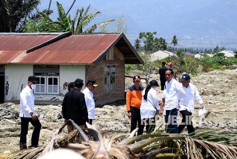 President Joko Widodo (second right) accompanied by some of his ministers visit quakep-hit area in Petobo, Palu, Central Sulawesi, Wednesday (Oct 3). 