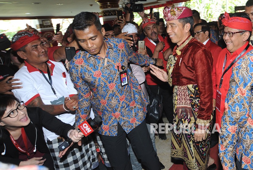 Presiden Joko Widodo (kedua kanan) didampingi Sekjen PDI Perjuangan Hasto Kristiyanto (kanan) berjalan memasuki ruangan Pembukaan Kongres V PDI Perjuangan di Sanur, Denpasar, Bali, Kamis (8/8/2019). 