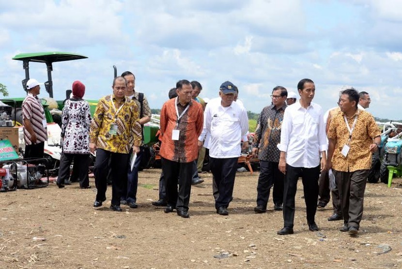  Presiden Joko Widodo  didampingi Sekretaris Kabinet Pramono Anung , Menteri PUPR Basoeki Hadi Moeljono, Gubernur BI Agus Martowardojo , Mendag Thomas Lembong dan Mendes PDTT Marwan Jafar menghadiri peluncuran program Sinergi Aksi untuk Ekonomi Rakyat di Desa Larangan, Brebes (11/4).