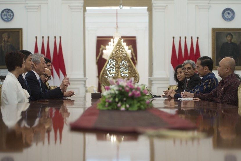 Presiden Joko Widodo (kedua kanan) didampingi Wakil Menteri Luar Negeri Abdurrahman Mohammad Fachir (ketiga kanan) menerima Wakil Perdana Menteri Singapura Teo Chee Hean (ketiga kiri) di Istana Merdeka, Jakarta, Jumat (11/8). 