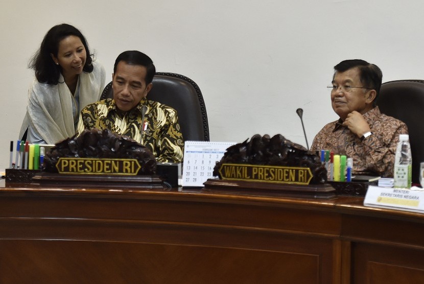 Presiden Joko Widodo (kedua kanan) didampingi Wakil Presiden Jusuf Kalla (kanan) berbincang dengan Menteri BUMN Rini Soemarno (kedua kiri) sebelum memimpin rapat terbatas terkait evaluasi pelaksanaan proyek strategis nasional dan program prioritas Provinsi