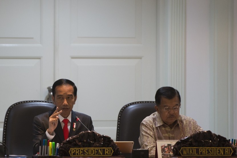 Presiden Joko Widodo (kedua kanan) didampingi Wakil Presiden Jusuf Kalla memimpin rapat terbatas yang membahas kebijakan pemerataan ekonomi (ilustrasi)