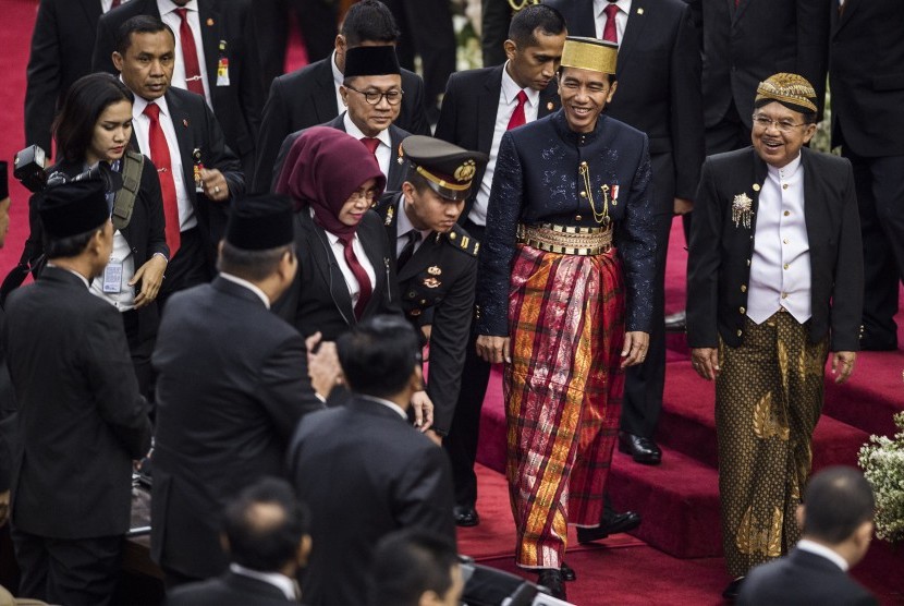 Presiden Joko Widodo (kedua kanan) didampingi Wakil Presiden Jusuf Kalla (kanan) dan Ketua MPR Zulkifli Hasan (kedua kiri) berjalan seusai menghadiri Sidang Tahunan MPR Tahun 2017 di Kompleks Parlemen, Senayan, Jakarta, Rabu (16/8).