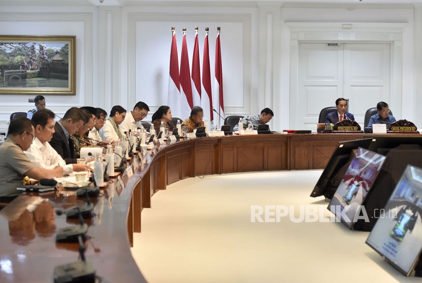 Presiden Joko Widodo (kedua kanan) didampingi Wakil Presiden Jusuf Kalla (kanan) memimpin rapat terbatas tentang penataan Tenaga Kerja Asing (TKA) di Kantor Presiden, Jakarta, Selasa (6/3).