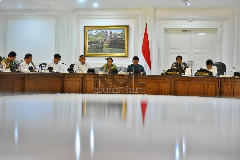 Presiden Joko Widodo (kedua kanan) didampingi Wapres Jusuf Kalla (kanan) bersama memimpin rapat terbatas bersama sejumlah Menteri Kabinet Kerja di Kantor Presiden Jakarta, Selasa (10/2).