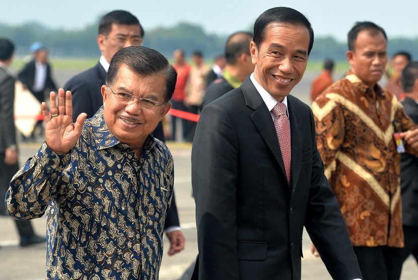 Presiden Joko Widodo (kedua kanan) didampingi Wapres Jusuf Kalla (kiri) berjalan menuju ruang VVIP setibanya di Bandara Internasional  Halim Perdanakusuma, Jakarta, Jumat (19/2) 