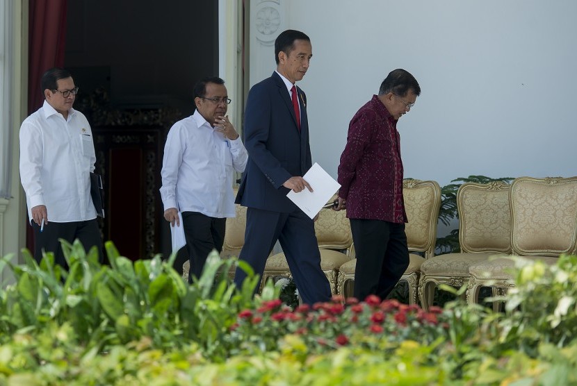 Presiden Joko Widodo (kedua kanan) didampingi Wapres Jusuf Kalla (kanan), Mensesneg Pratikno (kedua kiri) dan Seskab Pramono Anung (kiri) berjalan menuju podium untuk memberikan keterangan pers di Istana Merdeka, Jakarta, Rabu (27/7).