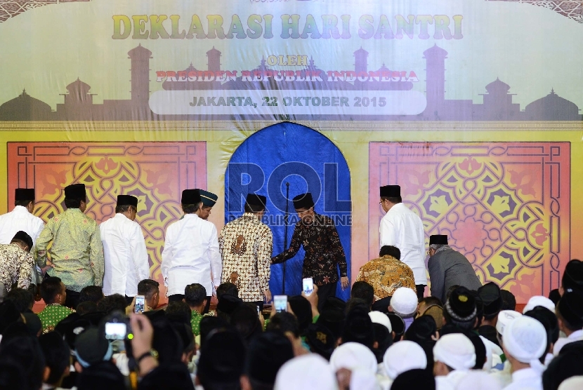 Presiden Joko Widodo (kedua kanan) kembali ke tempat duduknya setelah mendeklarasikan Hari Santri di Masjid Istiqlal, Jakarta, Kamis (22/10).  (Republika/Raisan Al Farisi)