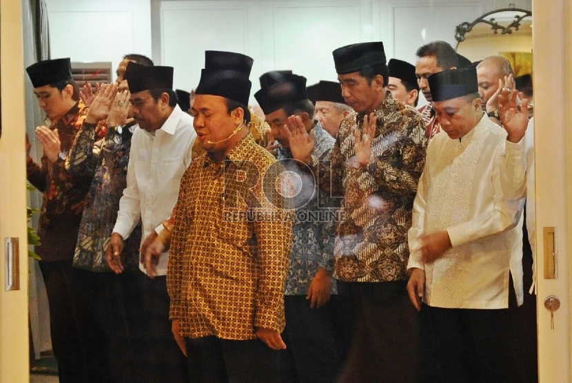 Presiden Joko Widodo (kiri), Ketua MPR Zulkifli Hasan (kanan) saat mengelar buka bersama pimpinan lembaga negara di Rumah Dinas Widya Chandra, Jakarta, Senin (22/6).  (Republika/Tahta Aidilla)