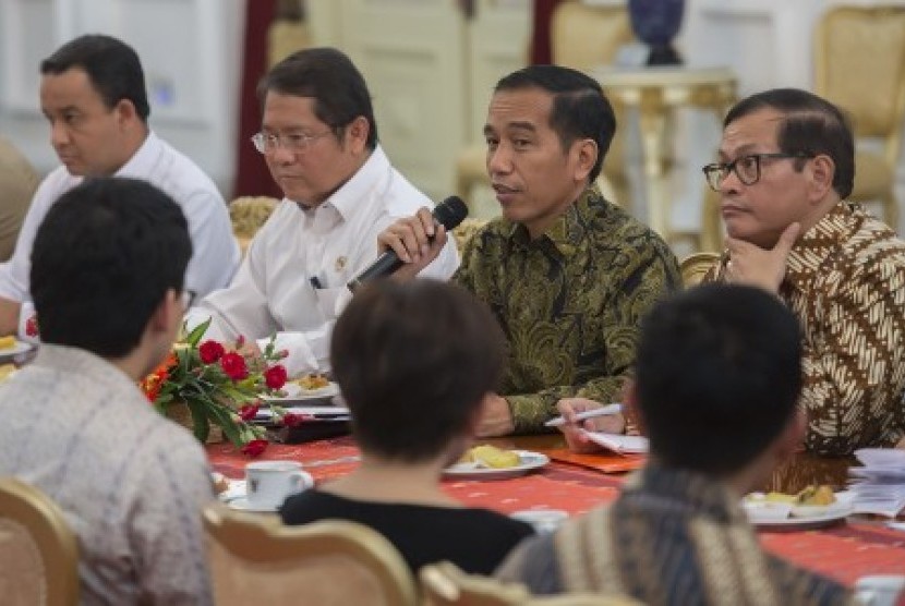 Presiden Joko Widodo (kedua kanan) melakukan pertemuan dengan para direktur program stasiun televisi swasta dan negeri di Istana Merdeka, Jakarta, Jumat (21/8). 