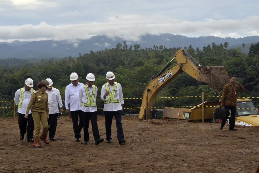 Presiden Joko Widodo (kedua kanan) mendengarkan pemaparan perkembangan pembangunan proyek Waduk Kuwil di Kalawat, Minahasa Utara, Sualwesi Utara, Selasa (27/12). 