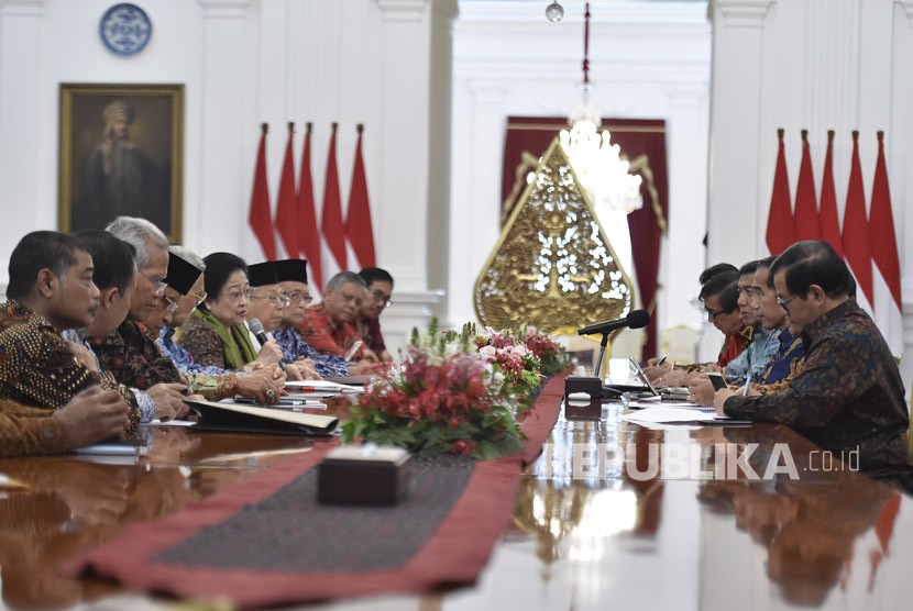 Presiden Joko Widodo (kedua kanan) menerima Ketua Dewan Pengarah Badan Pembinaan Ideologi Pancasila (BPIP) Megawati Soekarnoputri (keenam kiri) bersama anggota BPIP di Istana Merdeka, Jakarta, Kamis (22/3). 