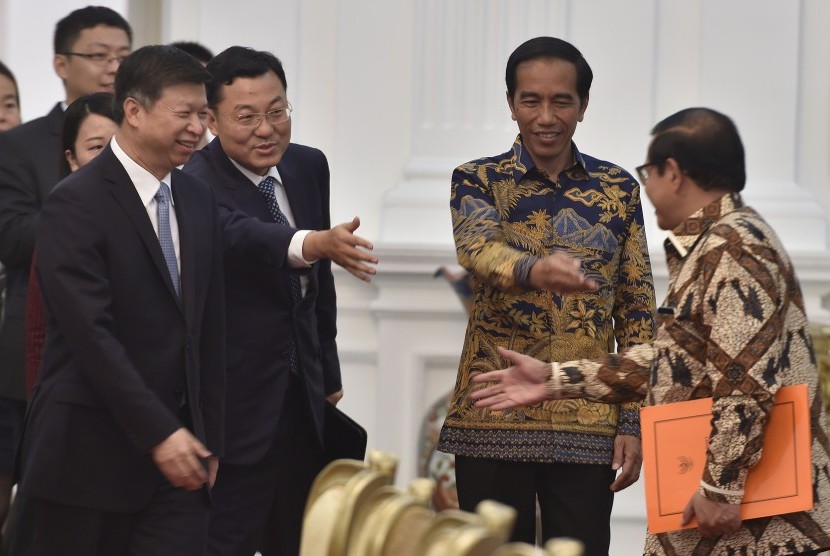 Presiden Joko Widodo (kedua kanan) menerima kunjungan delegasi Menteri Departemen Internasional Komite Sentral Partai Komunis China Xong Tao (kiri) di Istana Merdeka, Jakarta, Rabu (13/4). 