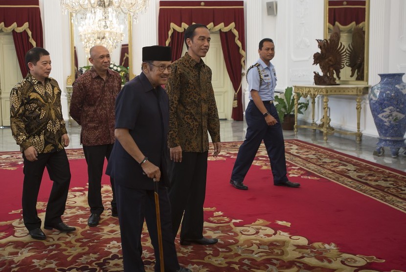 Presiden Joko Widodo (kedua kanan) menerima kunjungan Presiden ke-3 RI B.J. Habibie (tengah) didampingi Kepala Staf Kepresidenan Teten Masduki (kedua kiri) dan Anggota Wantimpres Suharso Monoarfa (kiri) di Istana Merdeka, Jakarta, Selasa (13/10). 