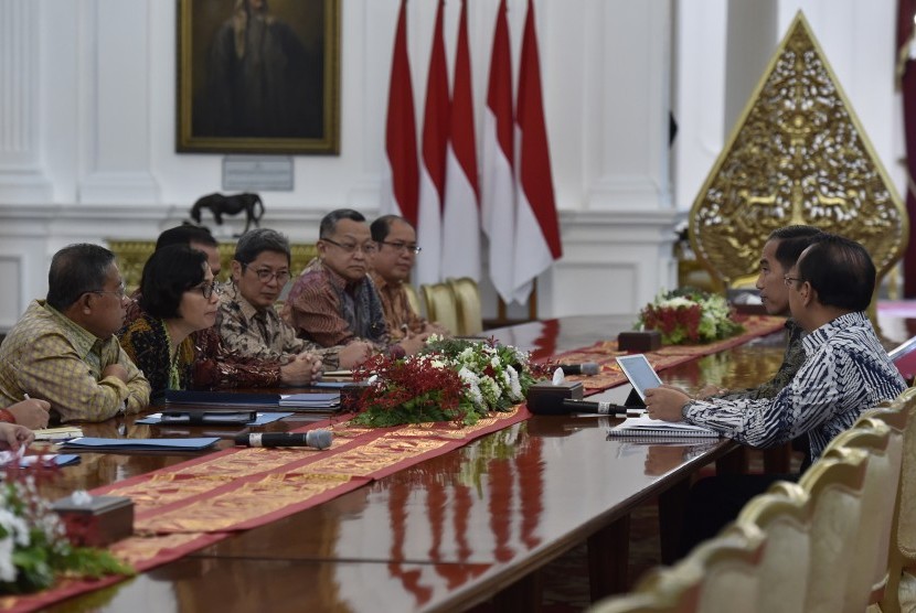 Presiden Joko Widodo (kedua kanan) menerima Menteri Keuangan sekaligus Ketua Panitia Seleksi Pemilihan Calon Anggota Dewan Komisioner OJK Sri Mulyani (kedua kiri) bersama Menteri Koordinator Ekonomi Darmin Nasution (kiri) dan anggota Pansel OJK di Istana M