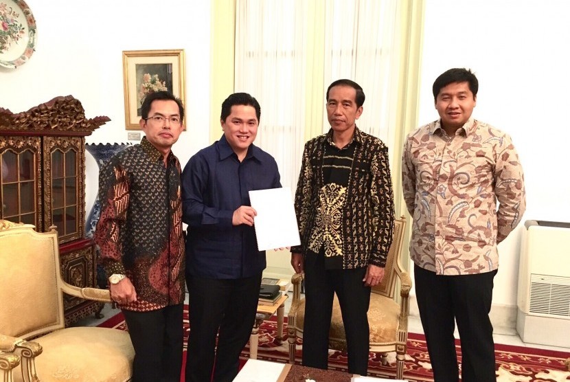Presiden Joko Widodo (kedua kanan) menerima perwakilan panitia turnamen Piala Presiden yaitu Maruarar Sirait (kanan), Erick Thohir (kedua kiri) dan perwakilan Price Waterhouse Coopers Luk Budiyanto di Istana Negara, Selasa (5/1).