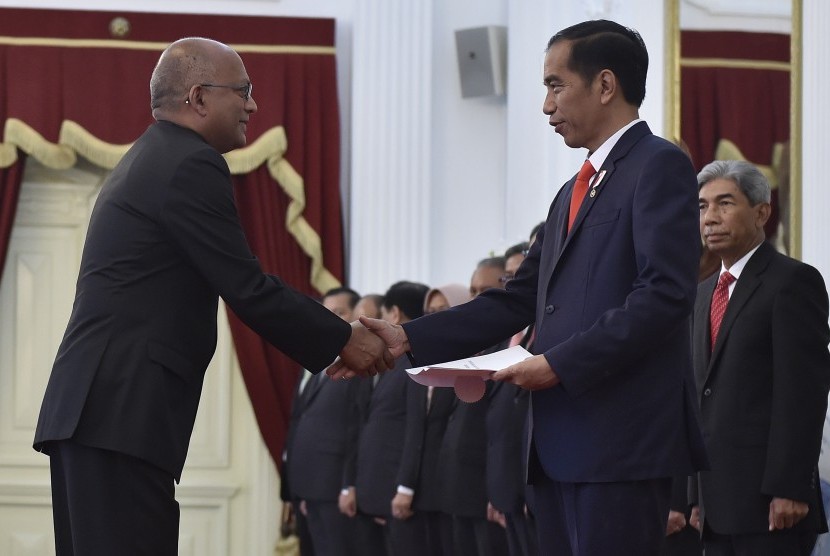 President Joko Widodo (second right) received credentials from the Ambassador Extraordinary and Plenipotentiary (LBBP) from the Ambassador of the Republic of Trinidad and Tobago to Indonesia Chandalal Parsad (left) at Merdeka Palace, Jakarta, Thursday (May 18).