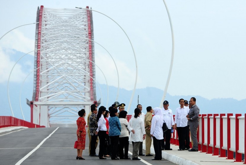 Presiden Joko Widodo (kedua kanan) meninjau Jembatan Pakkasih usai diresmikan di Kecamatan Tayan, Kabupaten Sanggau, Kalbar, Selasa (22/3).