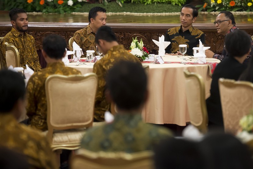 Presiden Joko Widodo (kedua kanan), Menpora Imam Nahrawi (kedua kiri), CEO Mahaka Sports and Entertainment Hasani Abdul Gani (kanan) dan Pemain Terbaik dan Pencetak Gol Terbanyak turnamen sepakbola Piala Presiden 2015 dari Persib Bandung Zulham Zamrun (kir