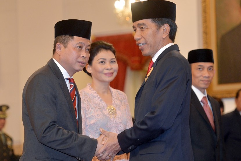 Presiden Joko Widodo (kedua kanan) menyalami Menteri ESDM Ignasius Jonan (kiri) dan Wamen ESDM Arcandra Tahar (kanan) seusai upacara pelantikan di Istana Negara, Jakarta, Jumat (14/10).