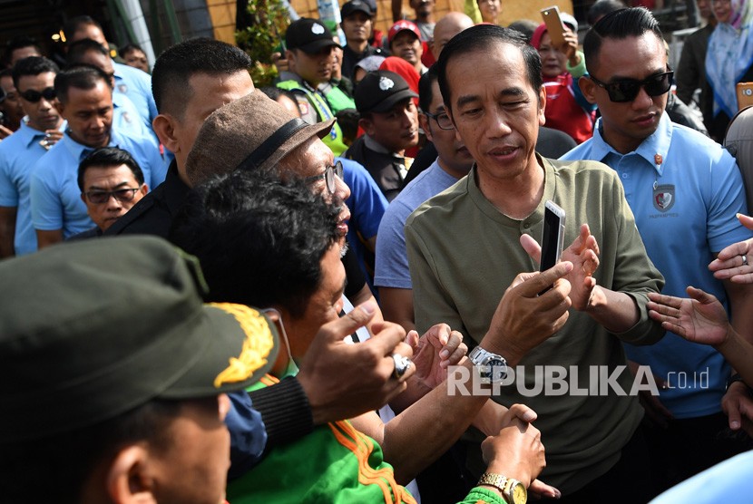 [ilustrasi] Presiden Joko Widodo (kedua kanan) menyalami warga ketika mengunjungi Pasar Cihaurgeulis, Bandung, Jawa Barat, Ahad (11/11/2018). 