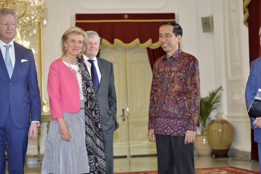 Presiden Joko Widodo (kedua kanan) menyambut Putri Astrid dari Kerajaan Belgia (kedua kiri) saat kunjungan kehormatan di Istana Merdeka, Jakarta, Selasa (15/3).