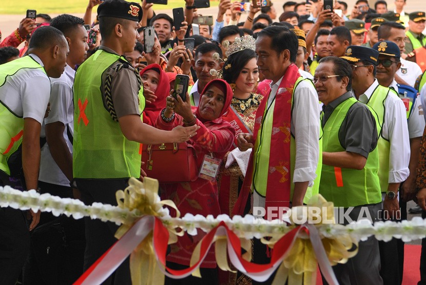 Presiden Joko Widodo (kedua kanan) menyapa warga ketika meresmikan lima bandara di Bandara Syukuran Aminuddin Amir. Banggai, Sulawesi Tengah, Ahad (23/12/2018). 