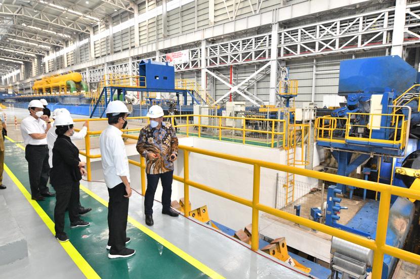 Presiden Joko Widodo (kedua kanan) saat meninjau pabrik Hot Strip Mill 2 Krakatau Steel di Kota Cilegon, Banten, Selasa (21/9/2021). Pabrik ini memiliki kapasitas produksi hot rolled coil (HRC) sebesar 1,5 juta ton per tahun dan merupakan pabrik pertama di Indonesia yang mampu menghasilkan HRC kualitas premium. 